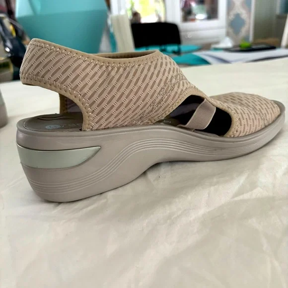 BZees Dream Sandal Beige 9.5 Synthetic Sole Hook and Loop Closure Machine Wash - Picture 11 of 14